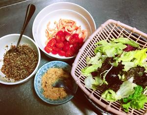 藜麦金枪鱼虾仁/蔬果沙拉三明治的做法 步骤1
