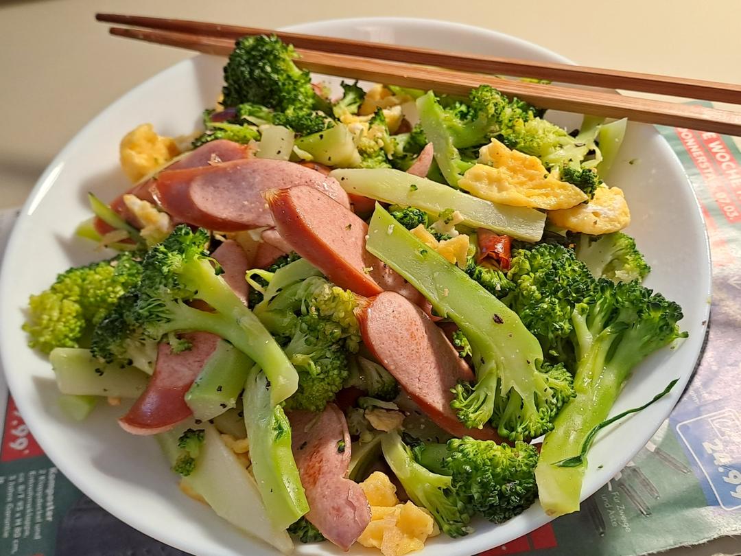 {☀快手晚餐☀}火腿肠滑蛋西兰花