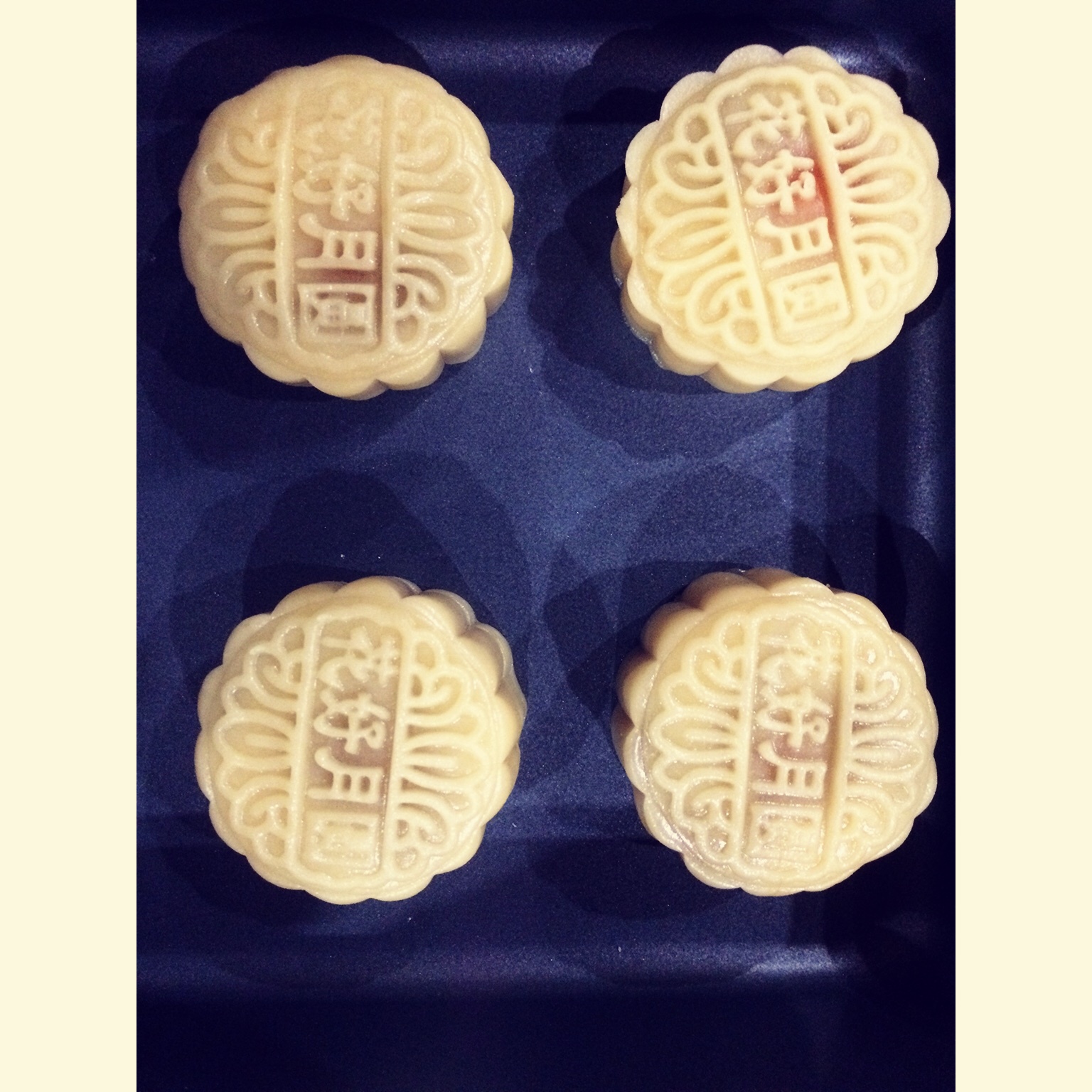 广式月饼－－蛋黄豆沙月饼