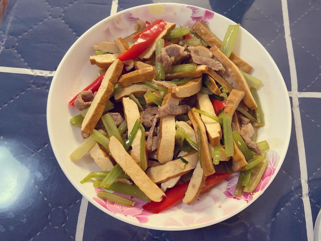 芹菜香干炒肉丝