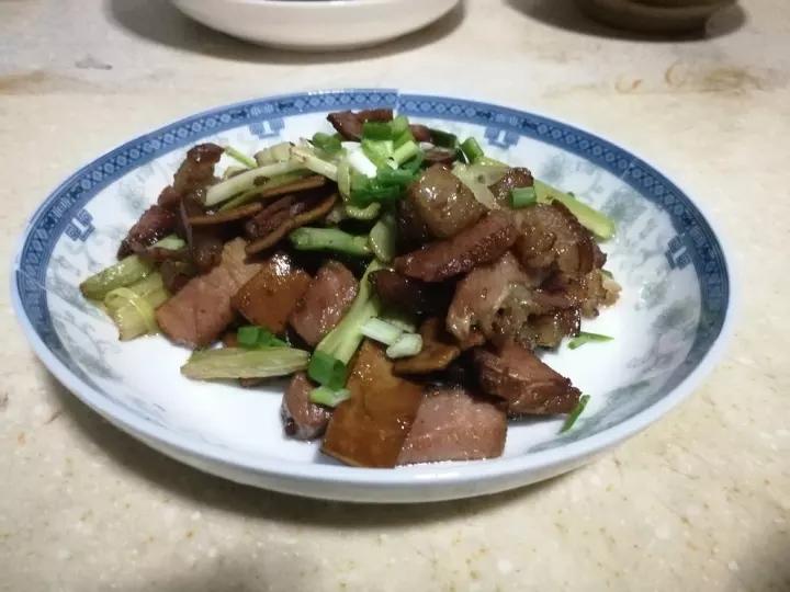 腊肉炒芹菜