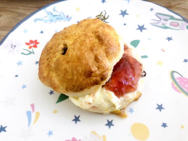 简单传统英伦司康饼Classic Scones with Clotted Cream and Jam的做法