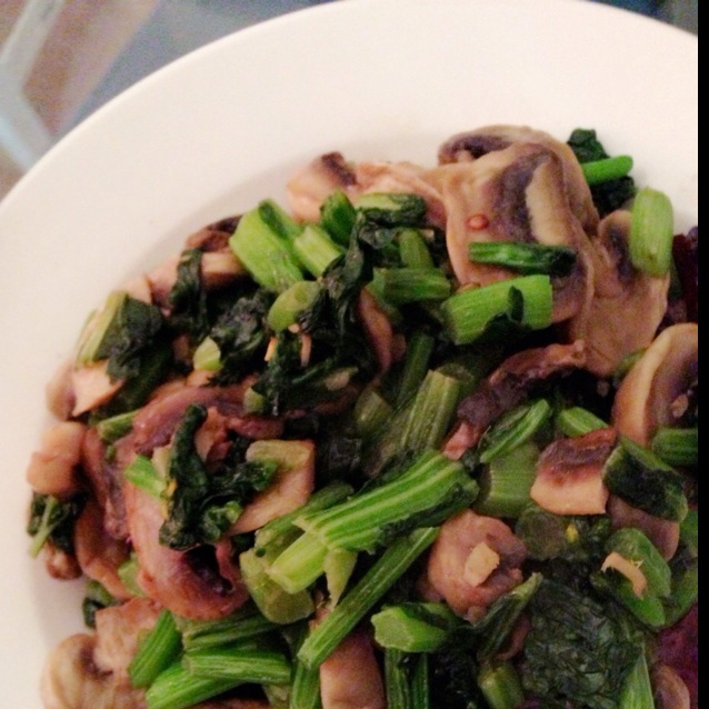手捏菜炒蘑菇