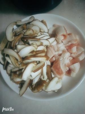 香菇炒肉的做法 步骤1