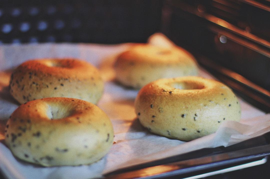 无油低糖的健康主食面包：芝麻贝果
