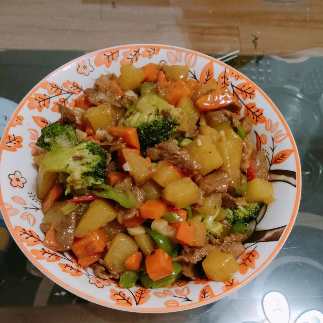 土豆燉牛肉之饭扫光，这样做也太香了吧，还没出锅已是浓香四溢了