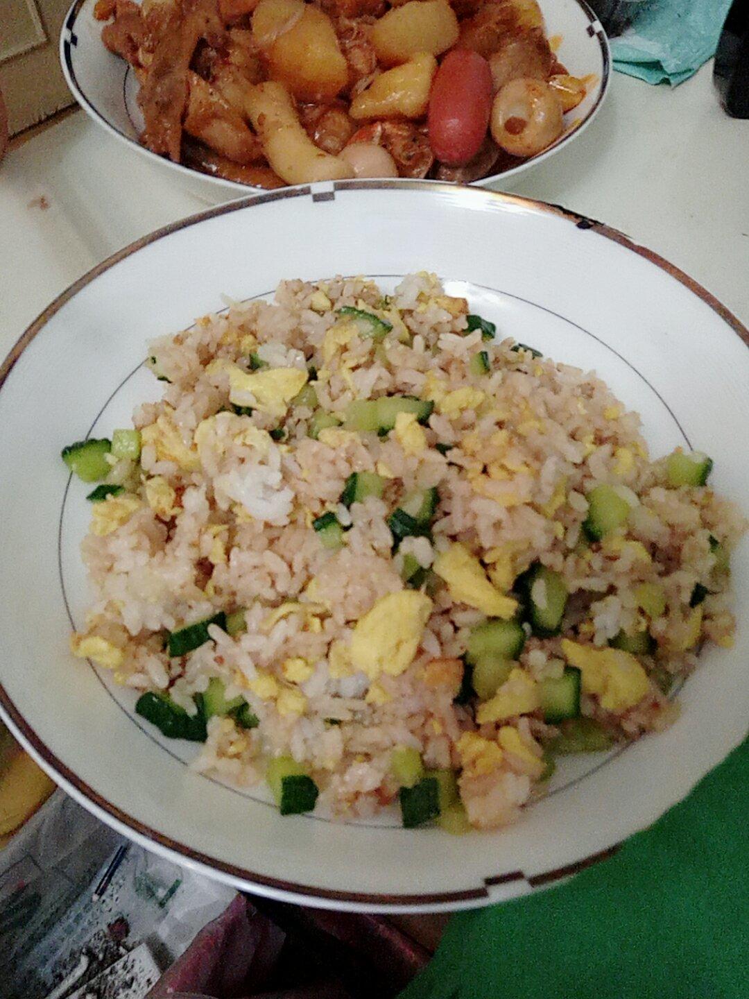 简单的黄瓜蛋炒饭