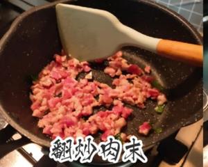 肉沫土豆茄丁香菇大杂烩，拌饭更好吃的做法 步骤3
