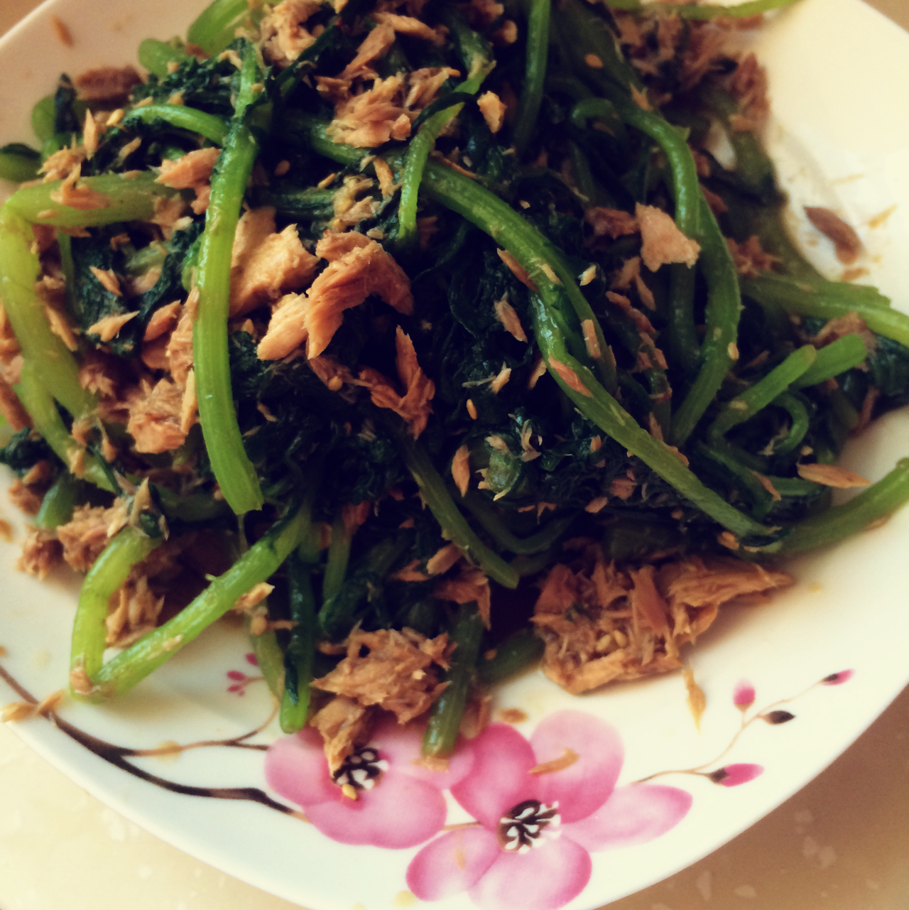 金枪鱼拌茼蒿