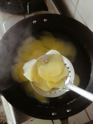 凉拌糖醋麻辣土豆片的做法 步骤3