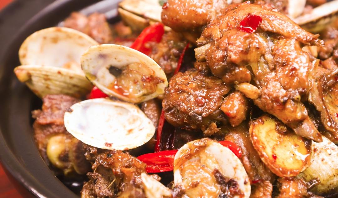 沿海地区名菜色香味俱全蛤蜊炒鸡的家常做法