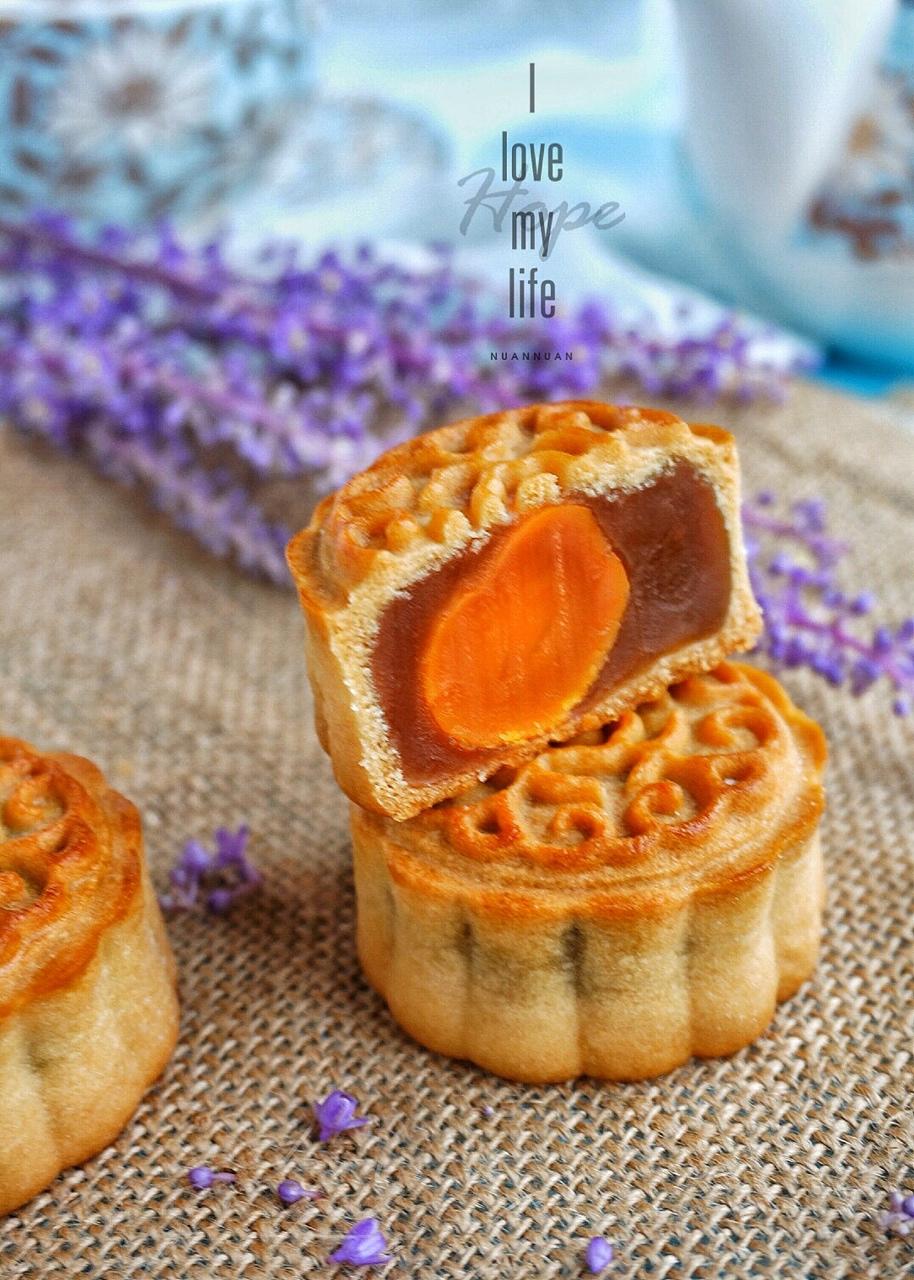 暖暖贝嘉做的广式莲蓉蛋黄月饼