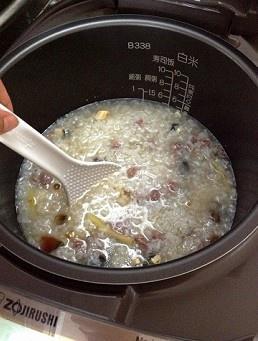 电饭煲版皮蛋瘦肉粥的做法 步骤15