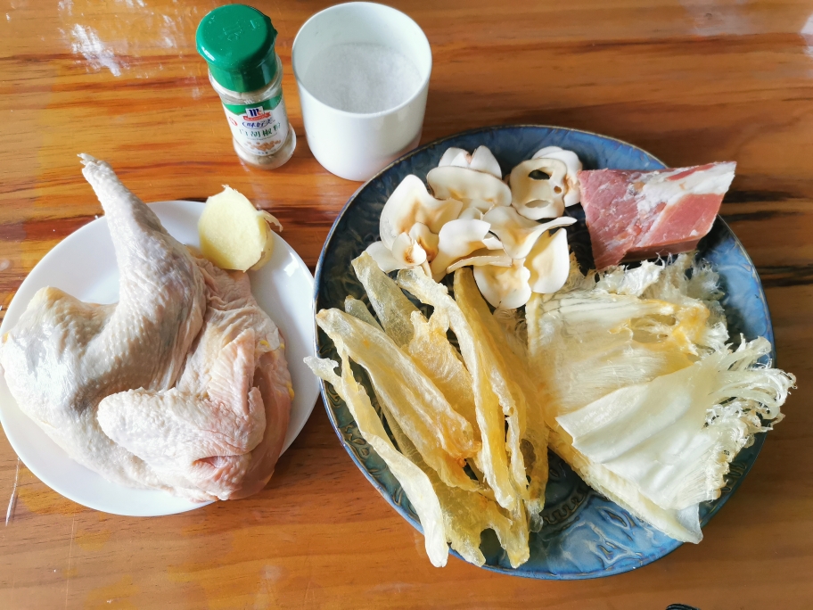 鱼翅花胶鸡肉煲的做法 步骤1