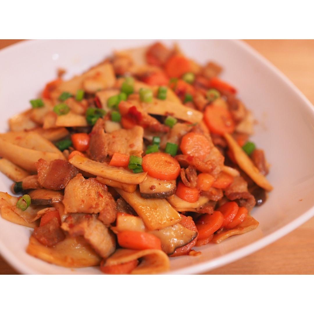 五花肉爆炒杏鲍菇