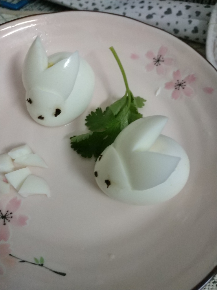 鸡蛋创意小白兔的做法 步骤1