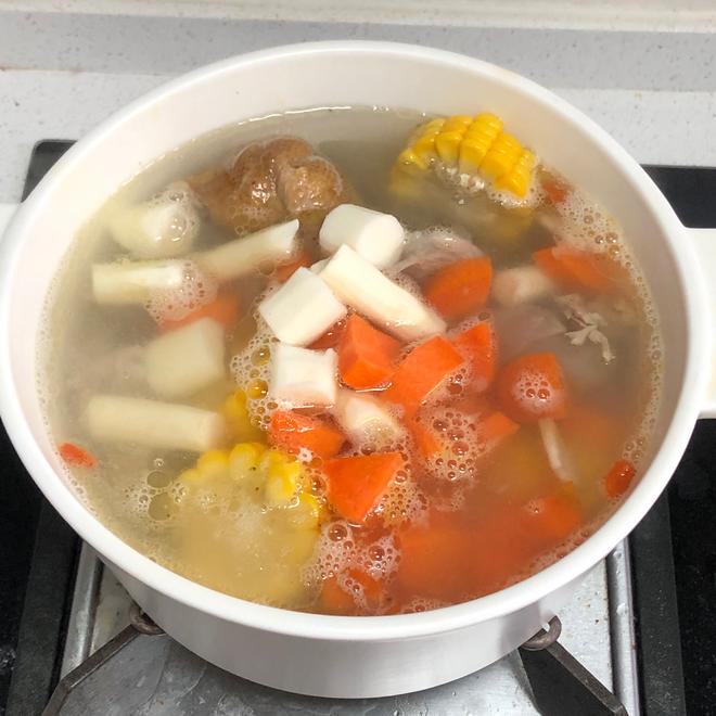 山药玉米胡萝卜烤鸭架汤的做法