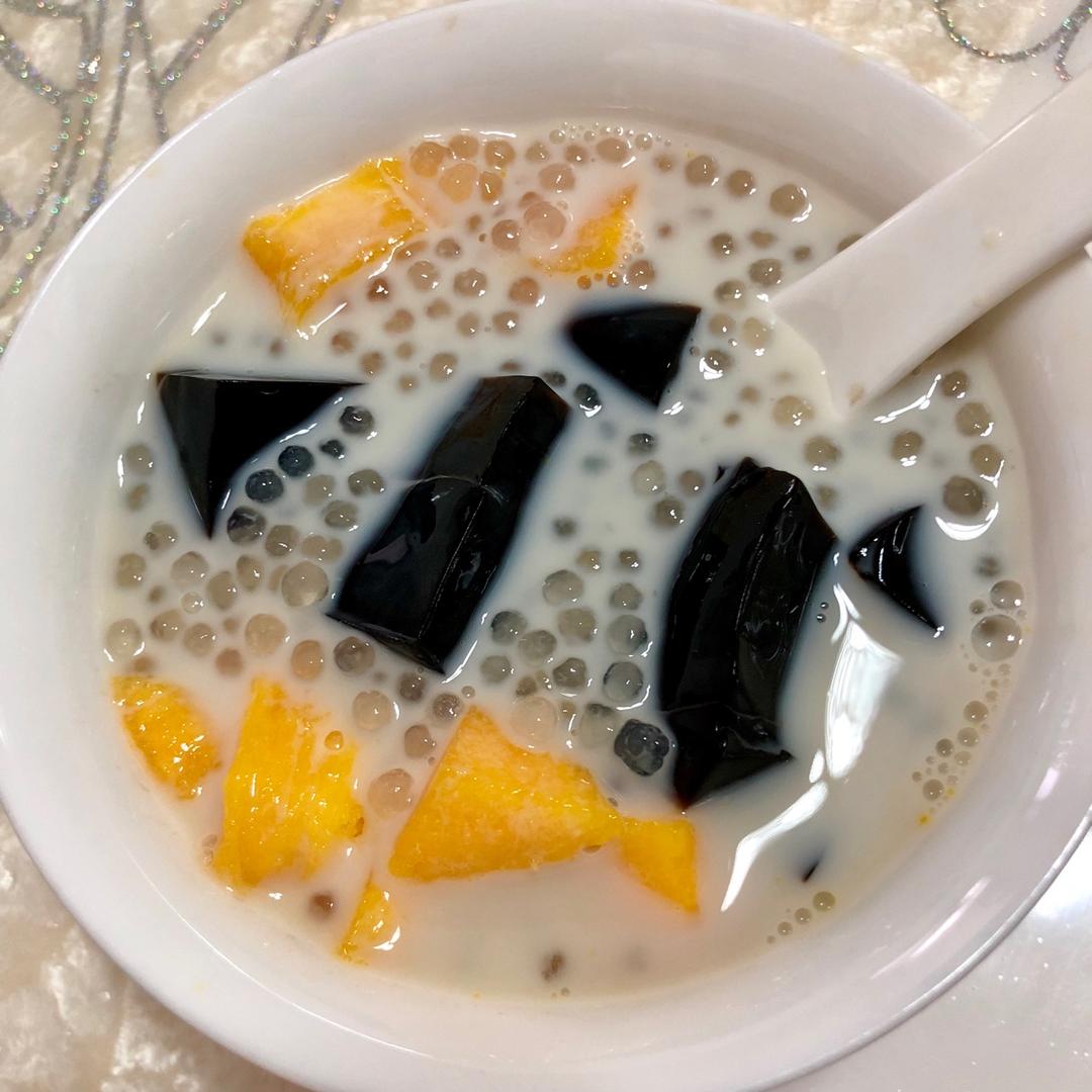 ty6603做过芒果椰汁西米露加了自己做的凉粉,味道好好iphone 拍摄于