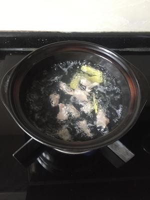 如牛奶般丝滑浓白的生蚝韭菜汤（另附彻底清洗生蚝的小方法）的做法 步骤8