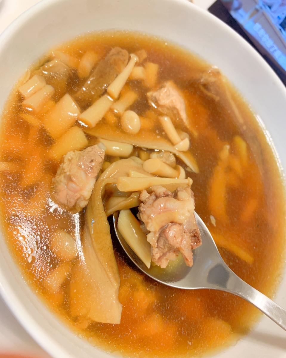 牛肝菌炖排骨汤