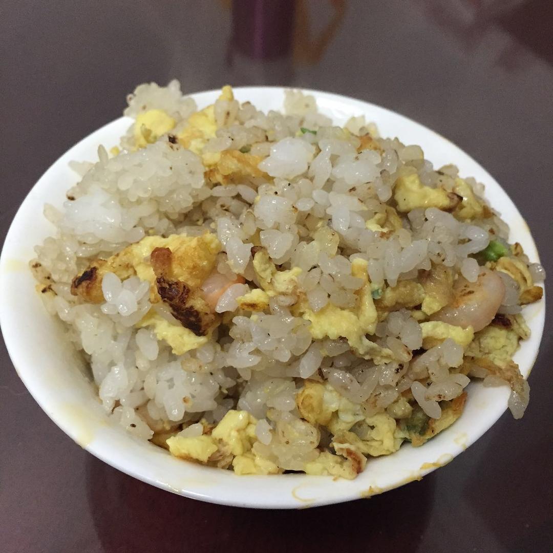 剩菜利用的虾仁蛋炒饭的做法