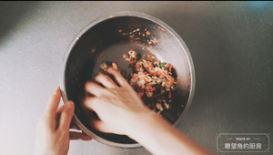 青椒胡萝卜香菇猪肉馅饼【视频】「瞭望角的厨房」的做法 步骤3