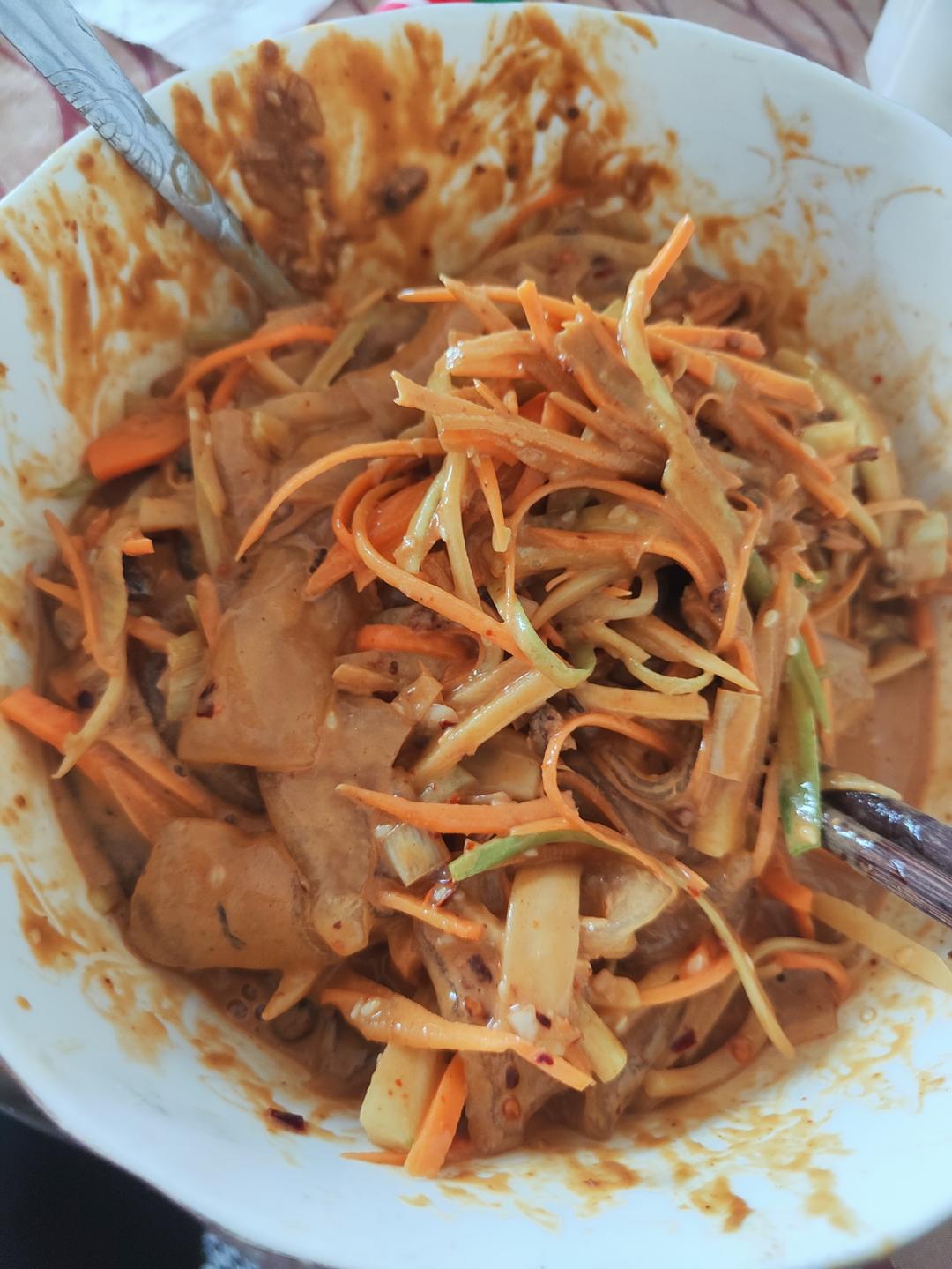 凉拌香辣麻酱拉皮👉解暑开胃，超有食欲