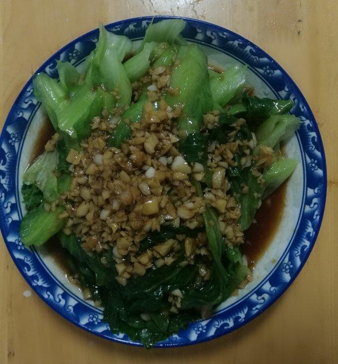 蒜蓉辣椒坚果拌生菜