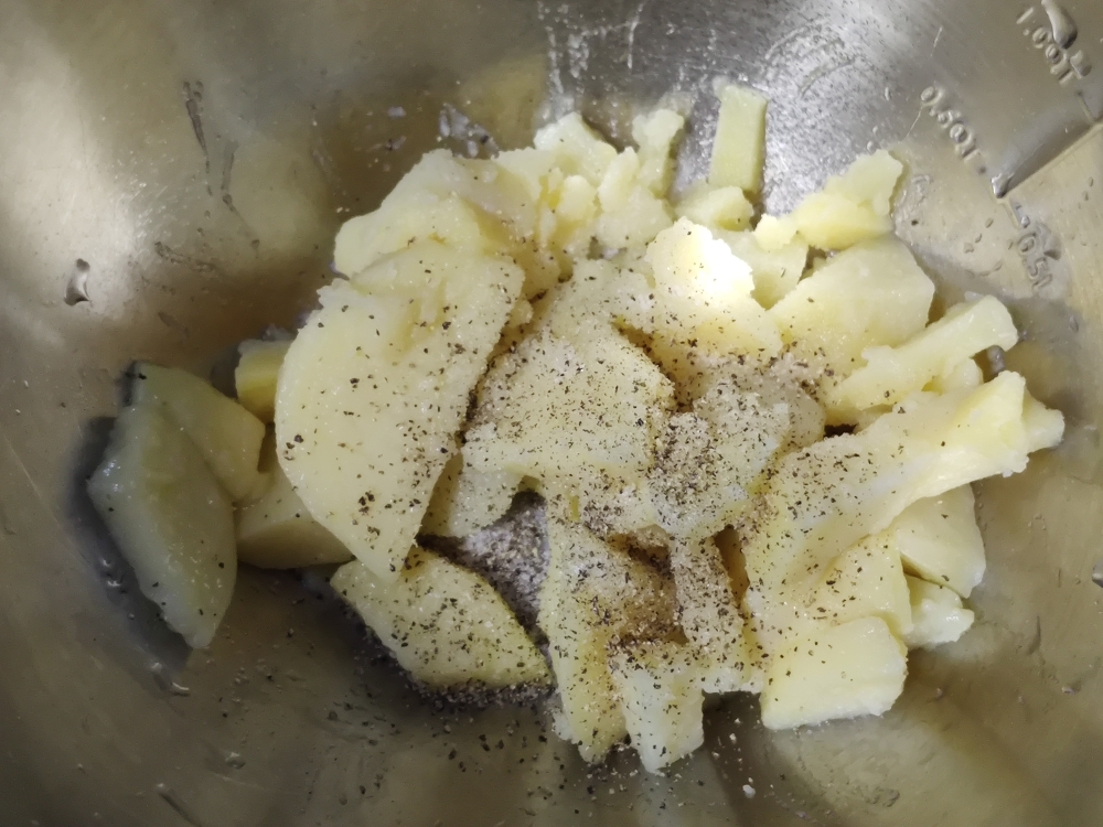 土豆的三种吃法(炸薯饼/薯条/丸子)的做法 步骤1