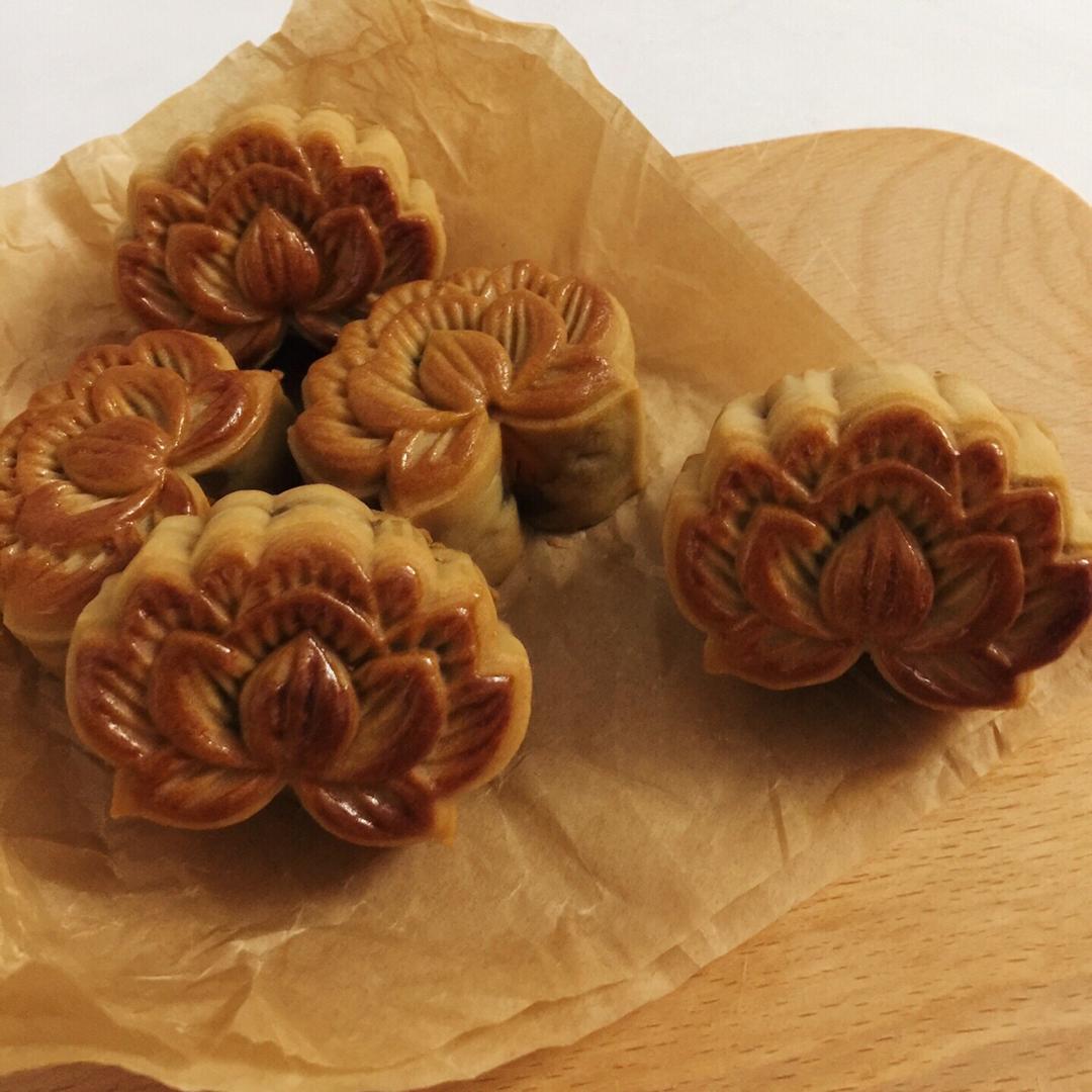 广式蛋黄莲蓉月饼