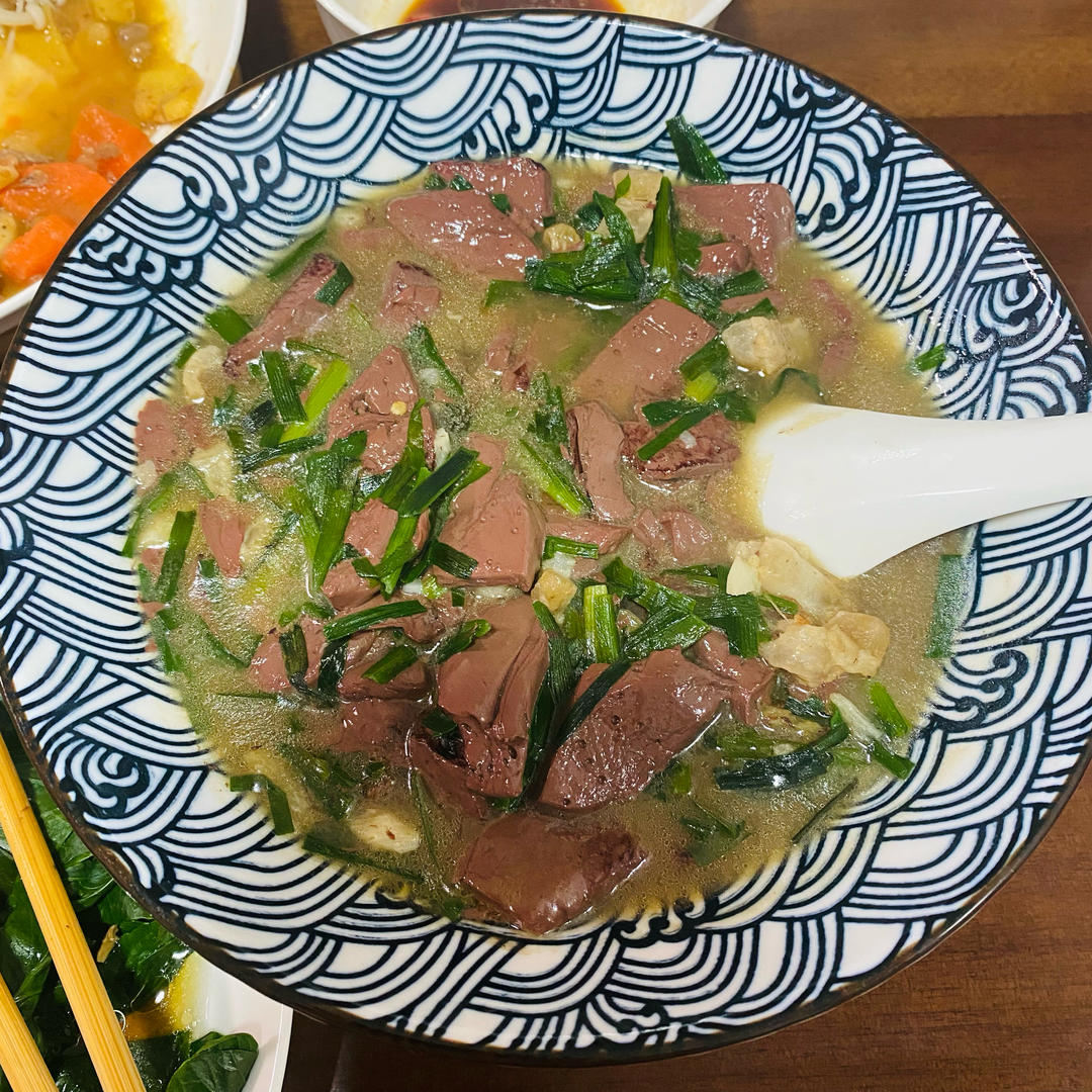 猪血炒韭菜，每周吃两三次，养胃补血，气色佳