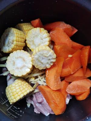 红萝卜玉米羊肉汤的做法 步骤3