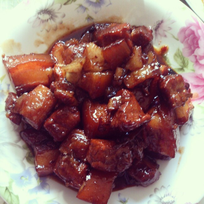 吃着碗里望着锅里的红烧肉