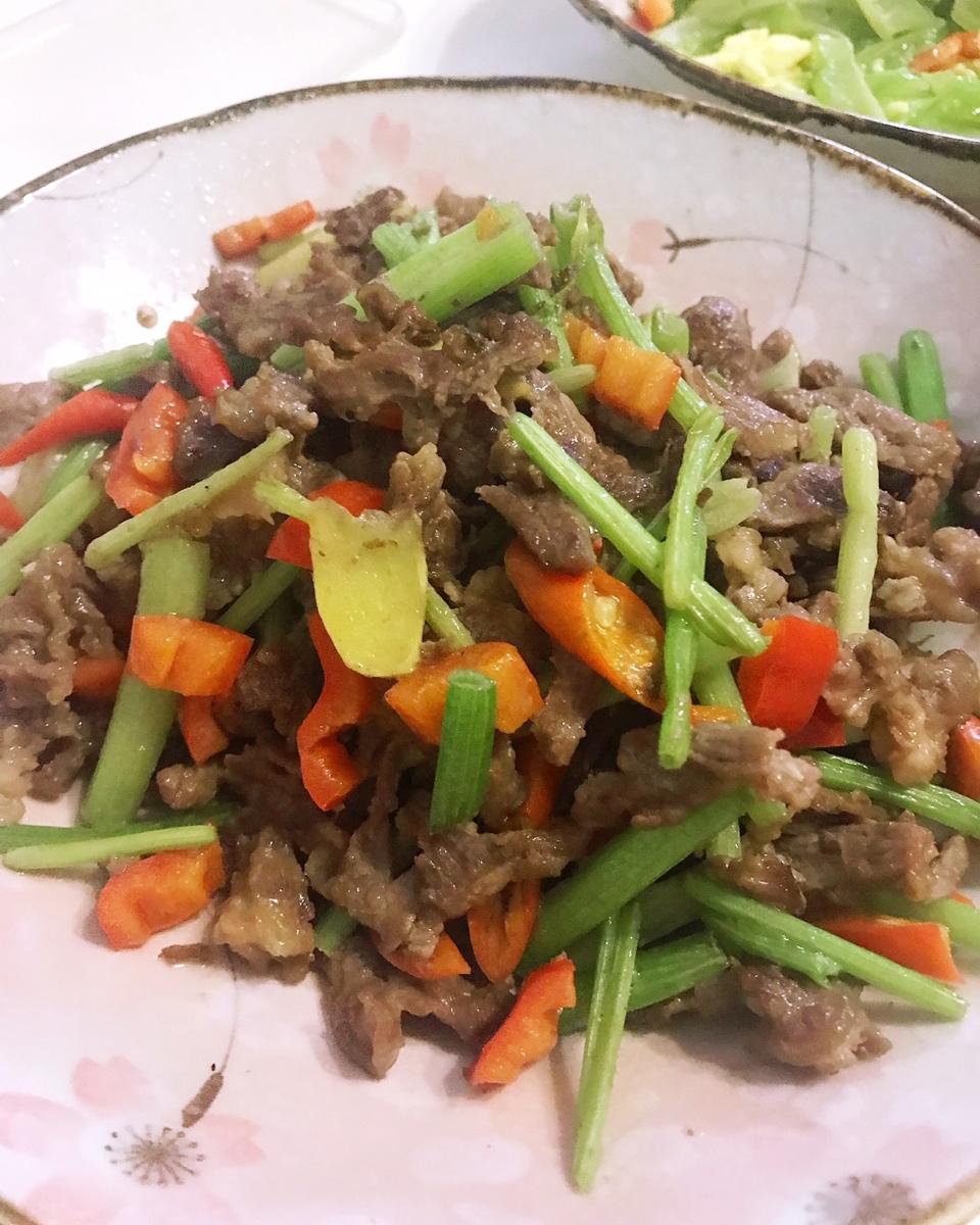 厨师长教你：“葱爆牛肉”的家常做法，葱香味浓郁先收藏起来