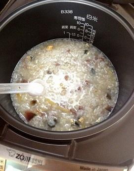 电饭煲版皮蛋瘦肉粥的做法 步骤16