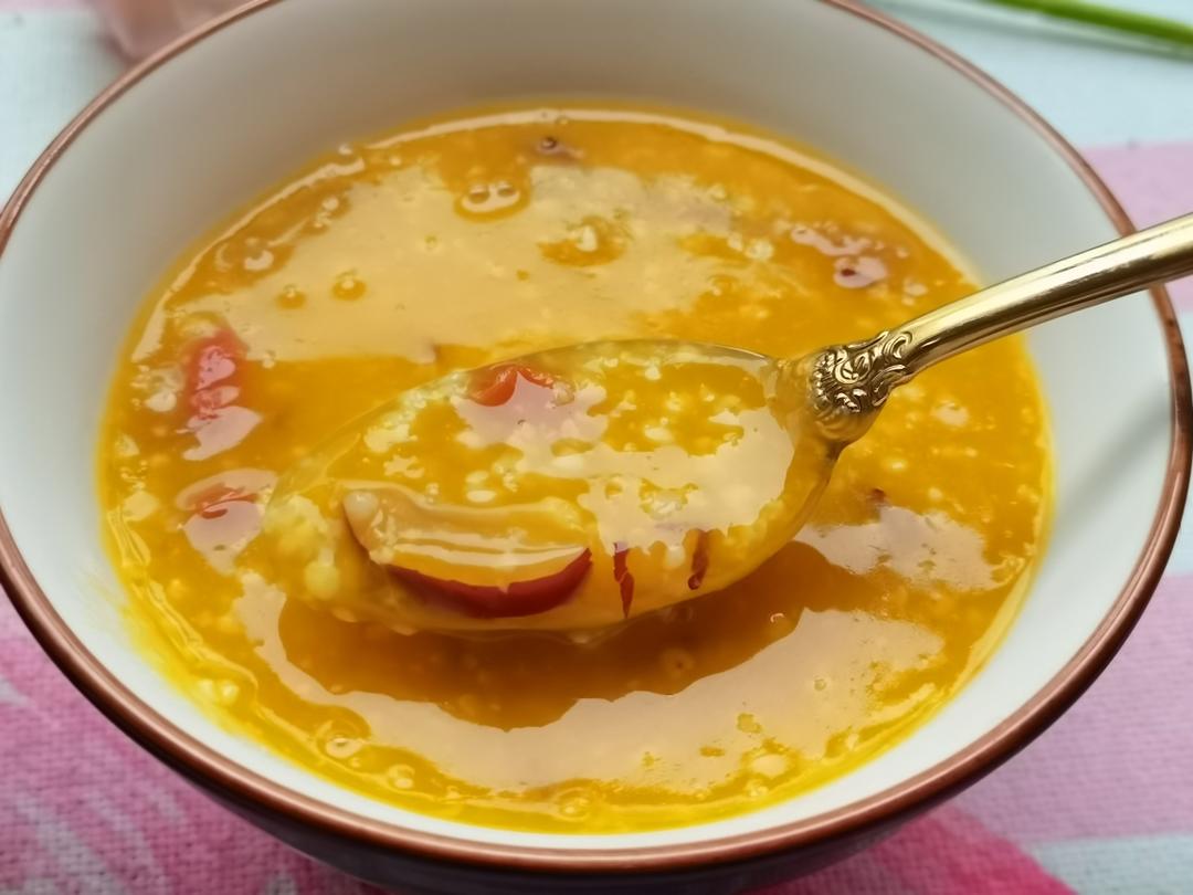 小美版南瓜红枣枸杞黄金小米粥