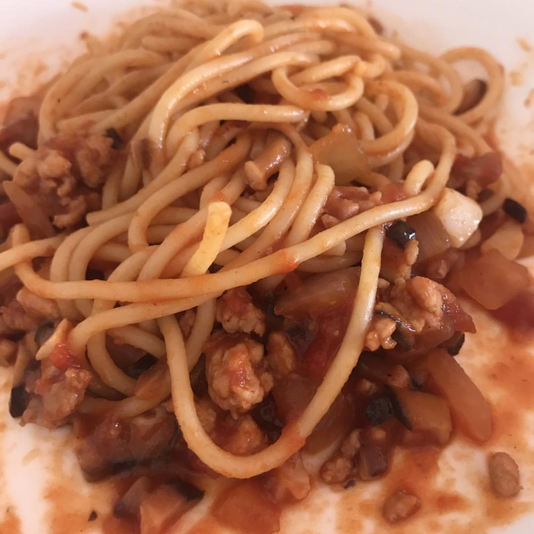 蕃茄蘑菇肉酱意大利面