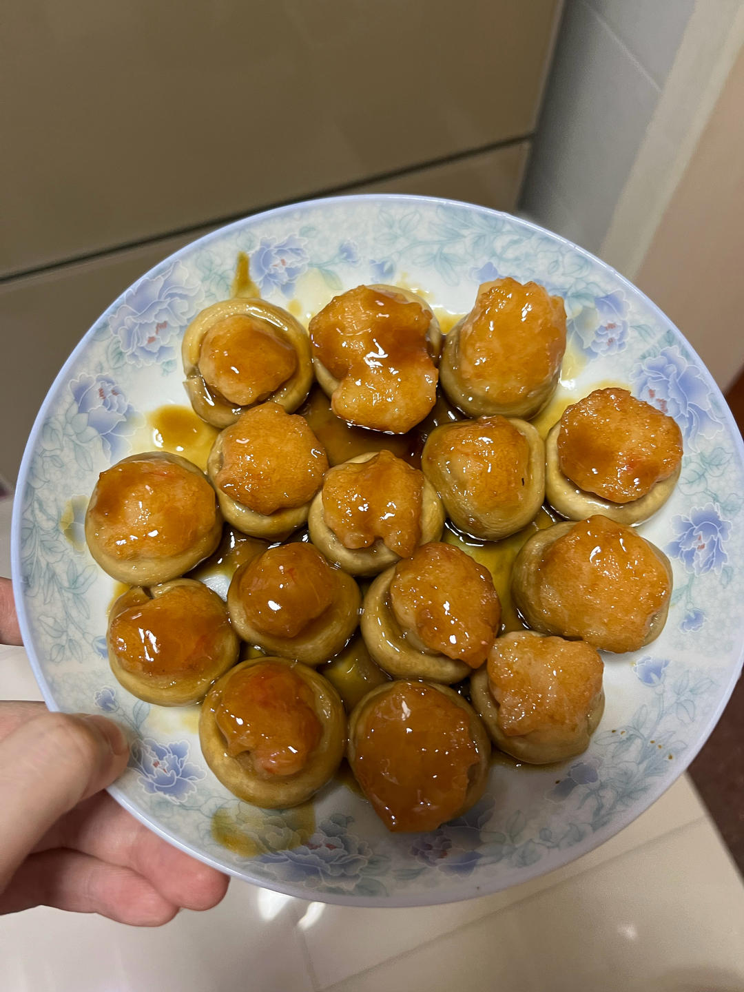 一口爆汁的虾滑酿口蘑
