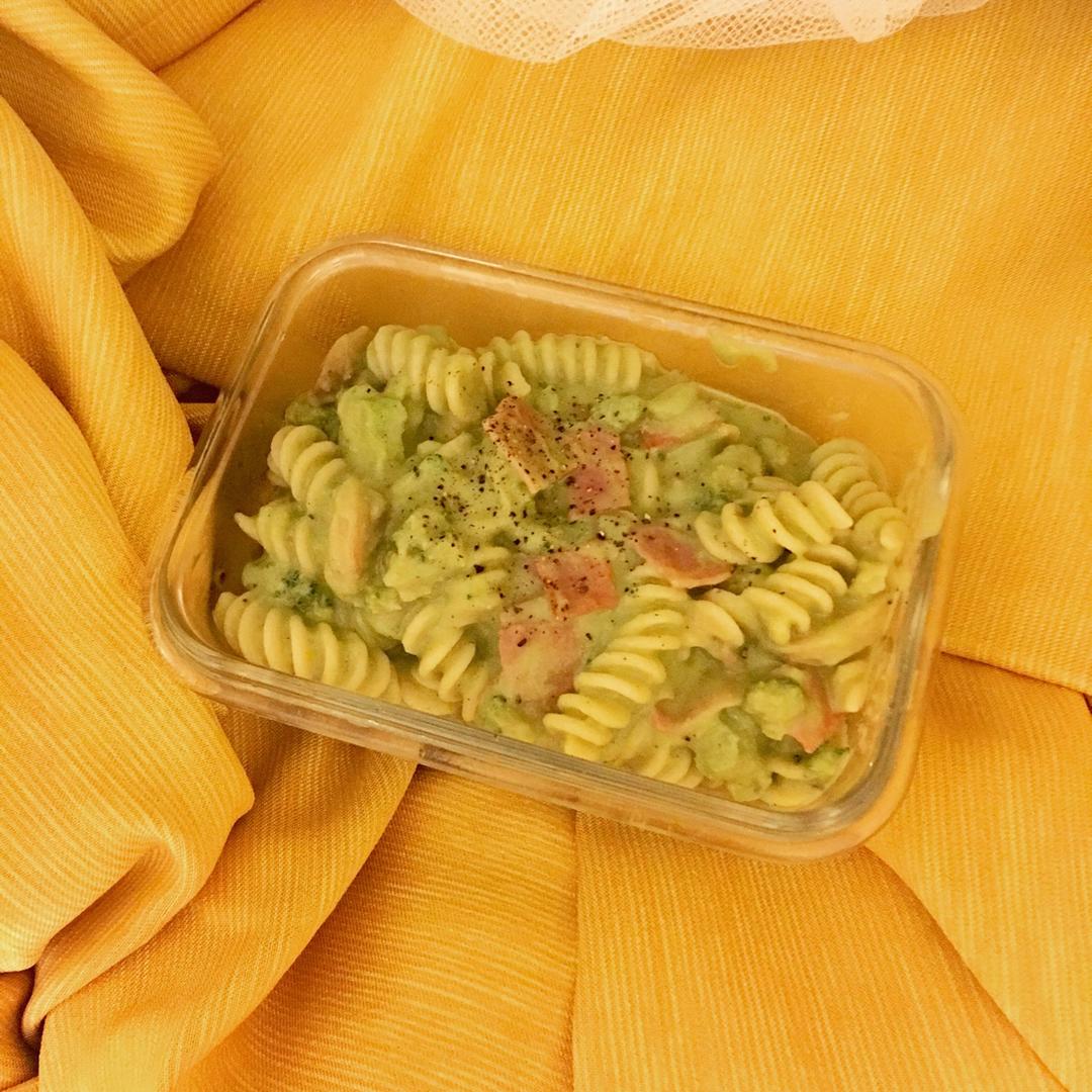 牛油果奶油意面