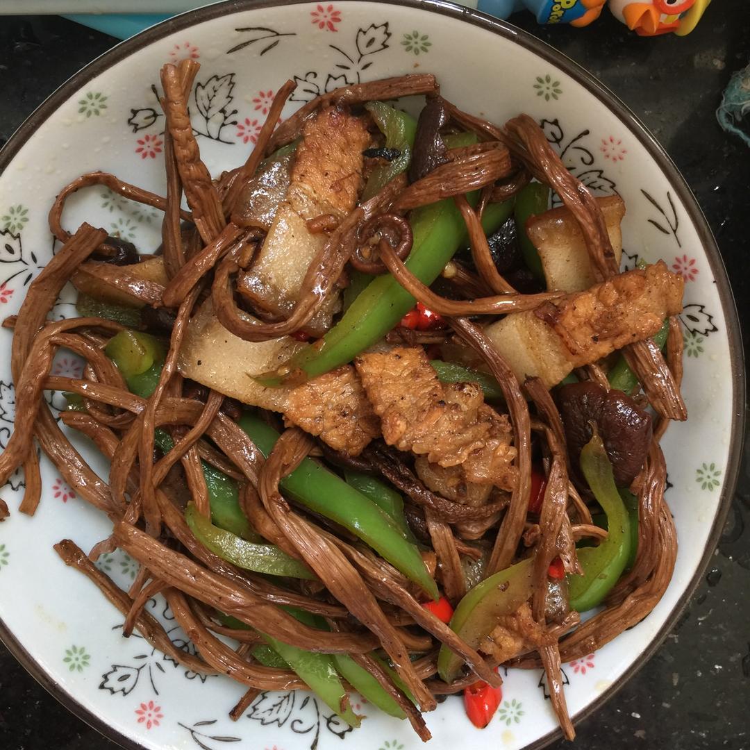 五花肉干锅茶树菇