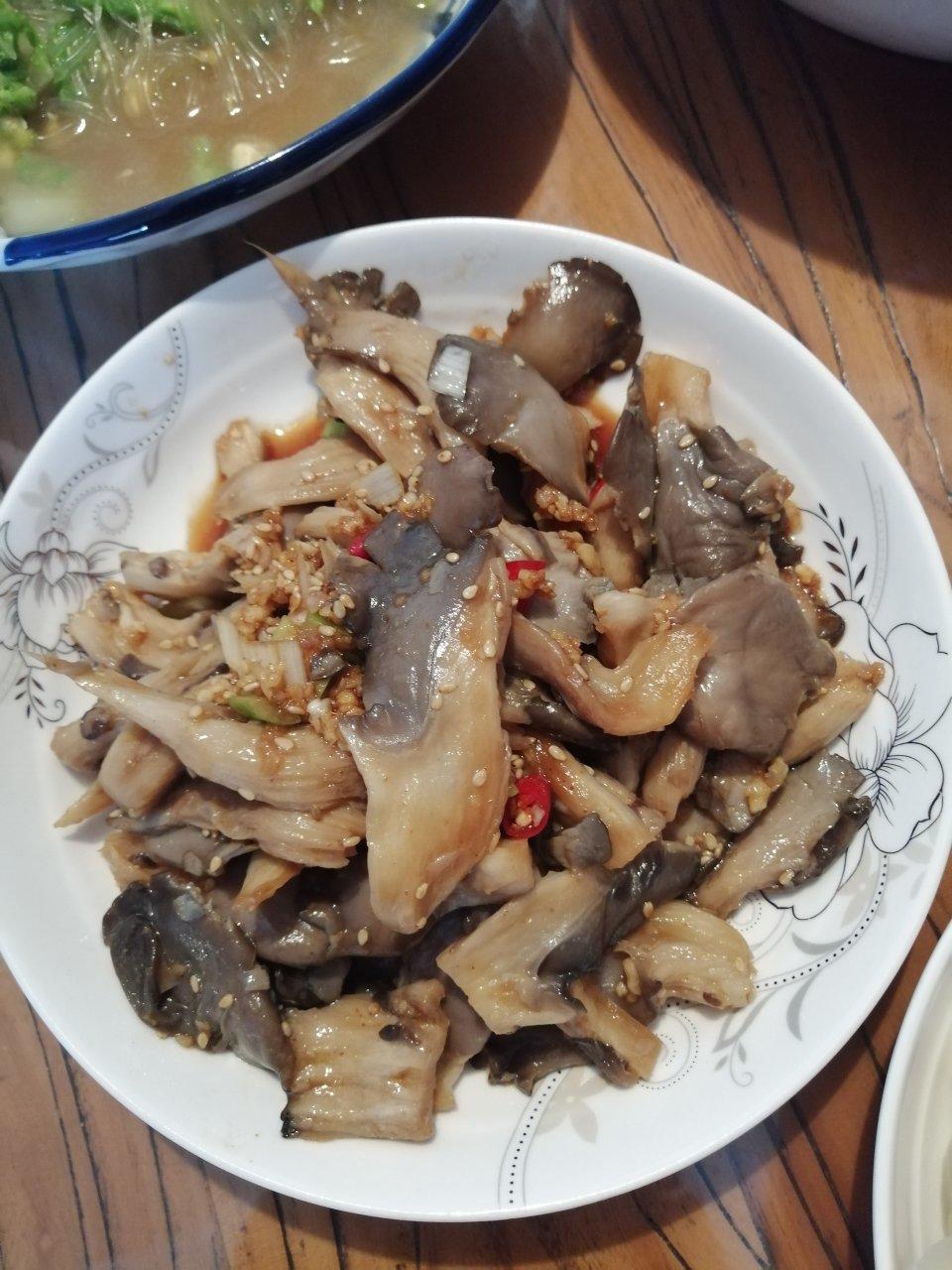 拌一盘光一盘‼️好吃到无法停下来的节奏😋😋凉拌平菇