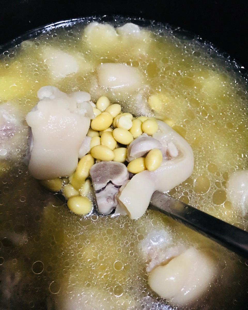 黄豆板栗炖猪脚