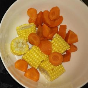 西红柿玉米胡萝卜排骨汤的做法 步骤2