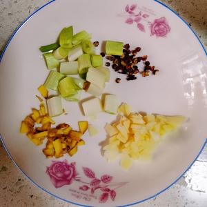 杏鲍菇彩椒炒肉的做法 步骤1