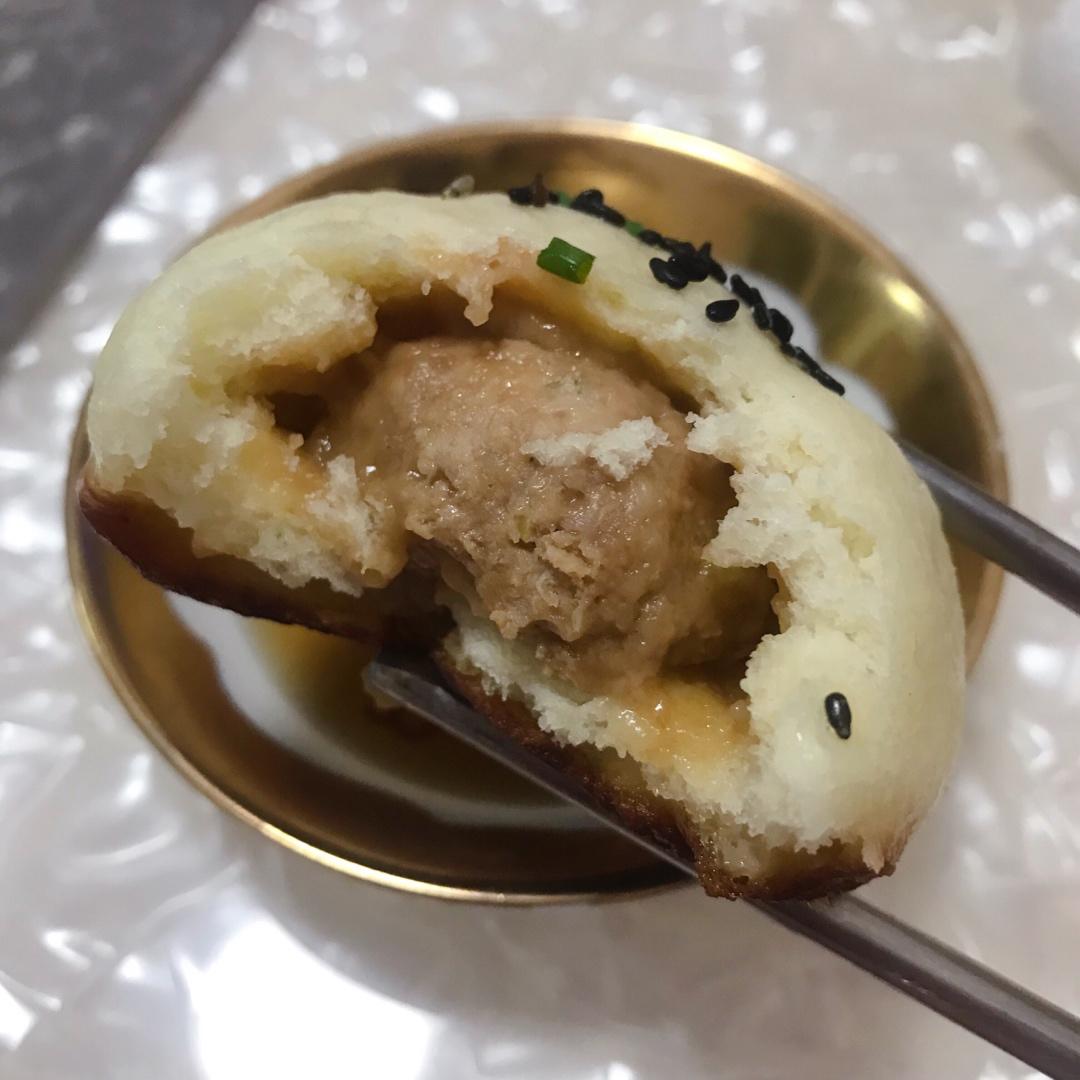 松软多汁的肉包子