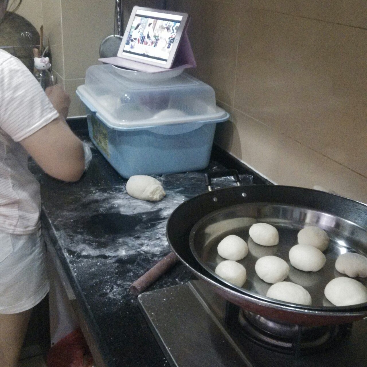 小妮子在厨房各种瞎折腾