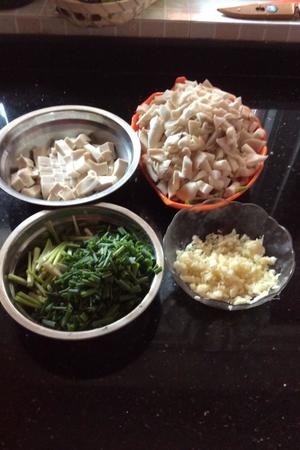 平菇豆腐汤的做法 步骤1