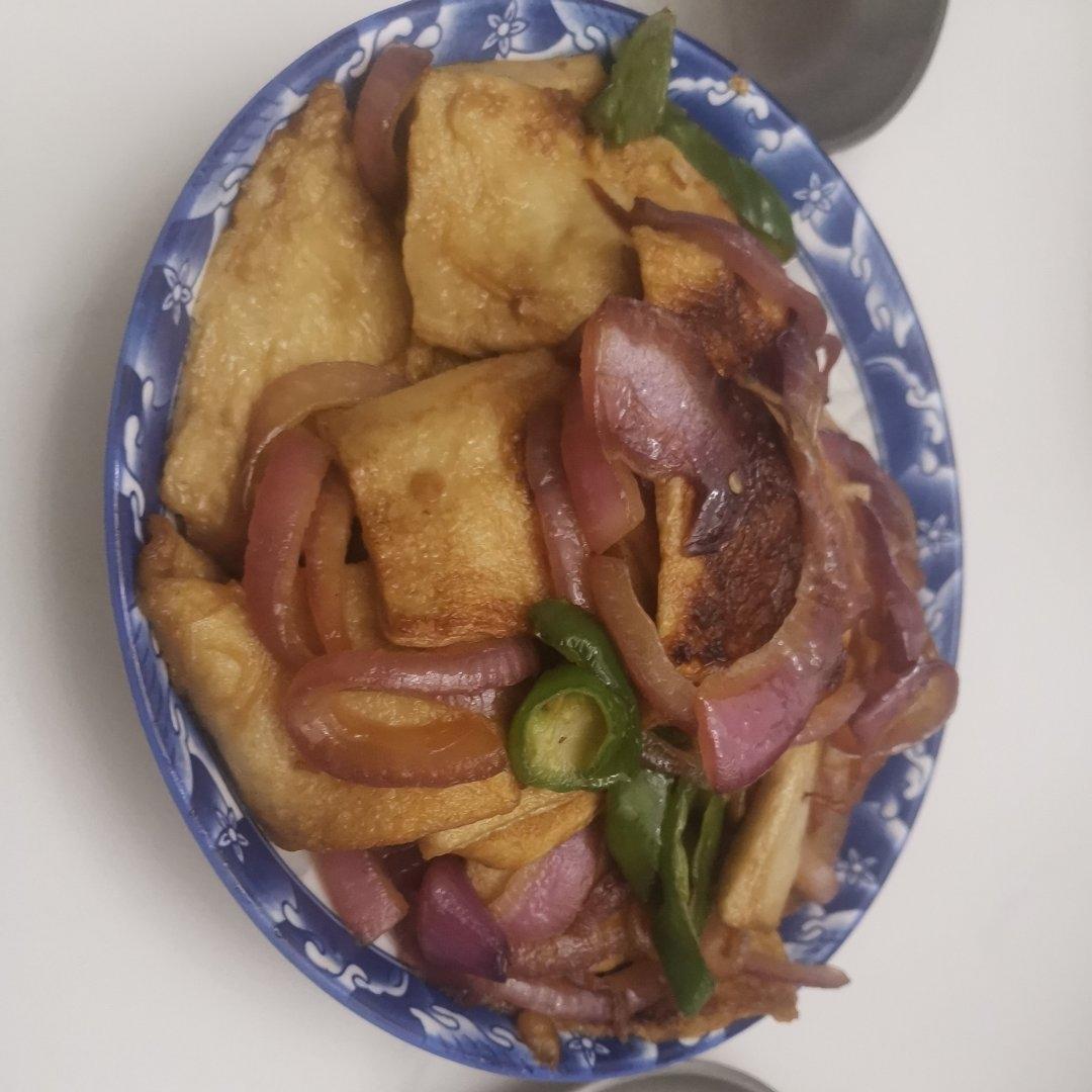 洋葱青椒炒千页豆腐，这么做，还挺好吃！