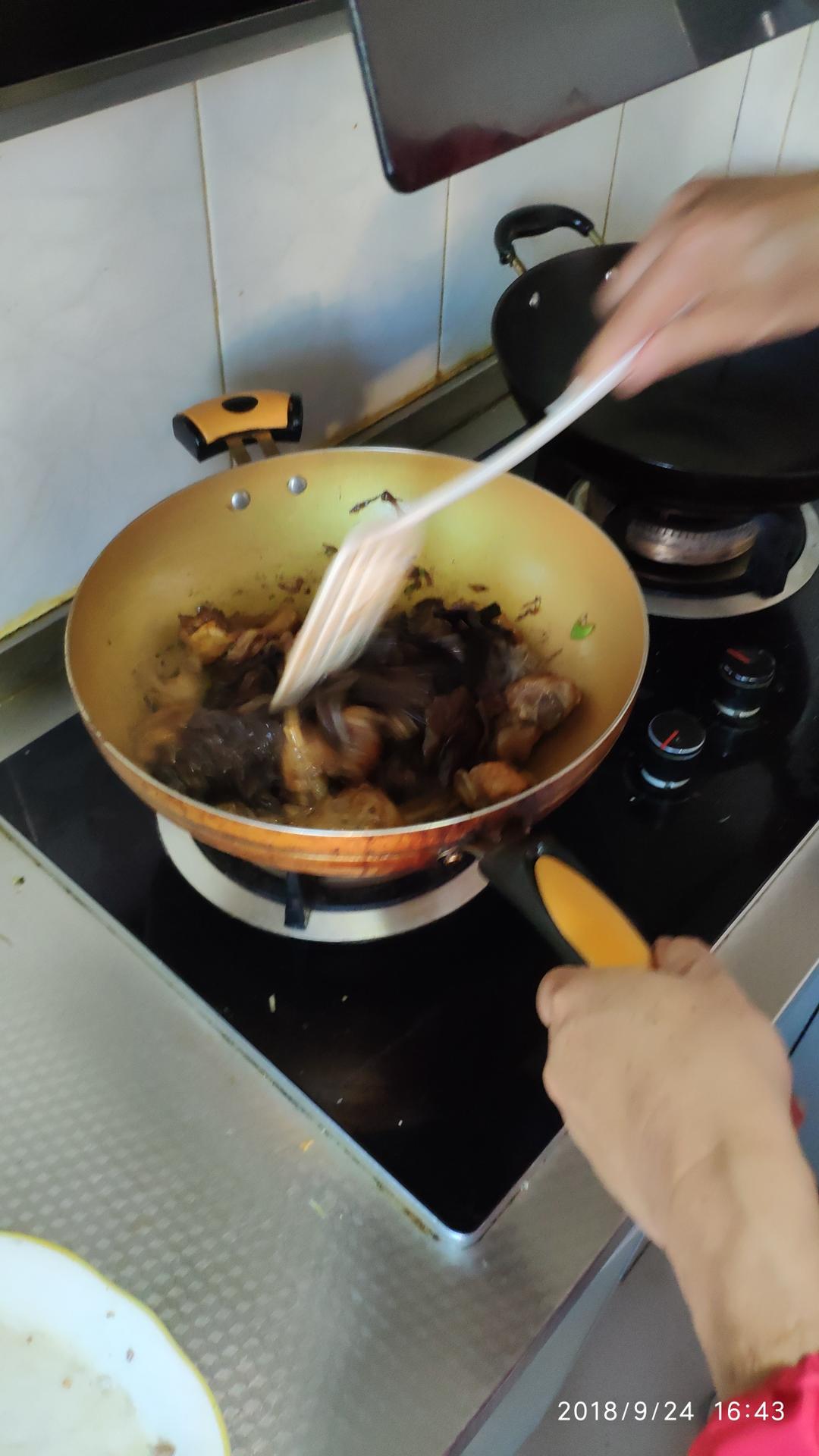 小鸡炖蘑菇的做法 步骤6