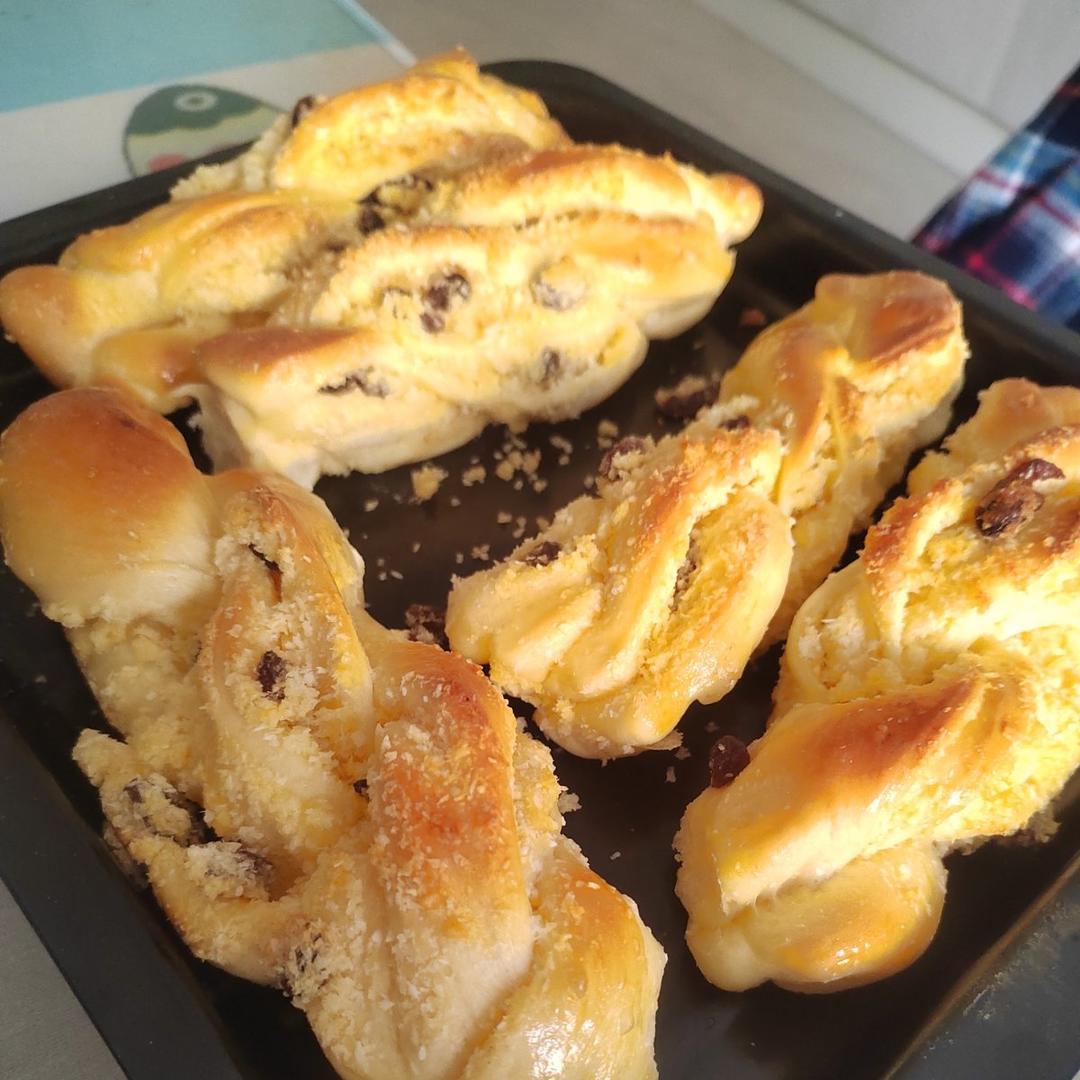 这面包也太香了，新手也能轻松做出来的椰蓉提子卷！